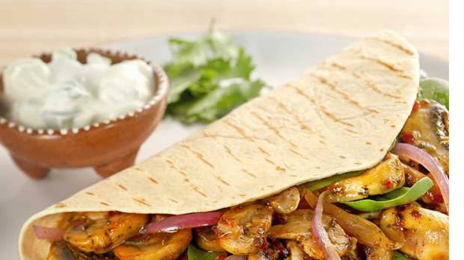 Fajitas aux champignons avec de la crème fraîche